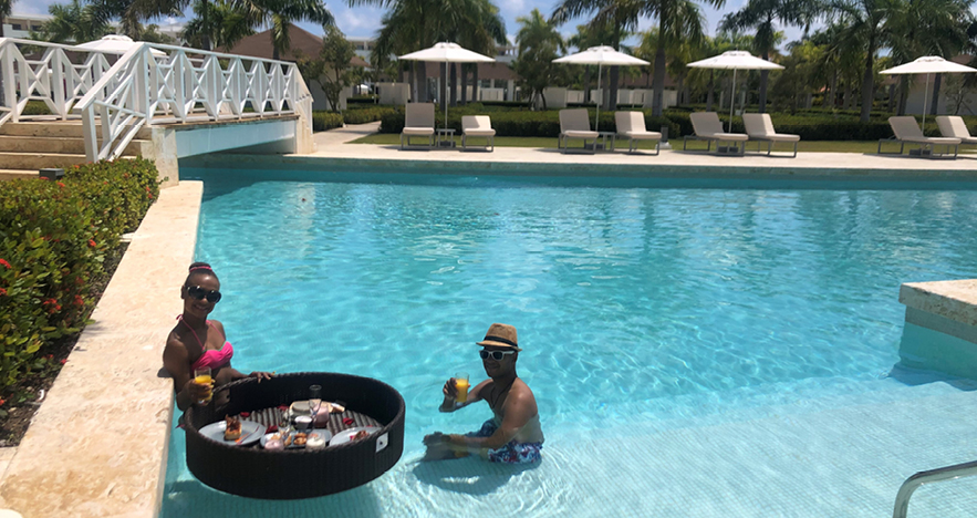 Couple enjoying drinks and snacks in DR Resort Pool