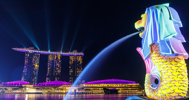 merlion staute at night, singapore